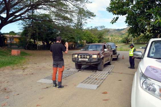 Poids lourds et pick-up montent sur la balance à Bourail