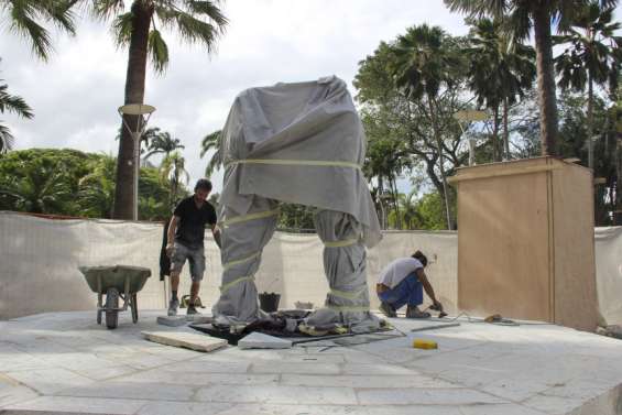 La statue de la poignée de main a été installée sur la future place de la Paix