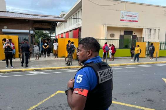 La police en contrôle devant le lycée Do Kamo