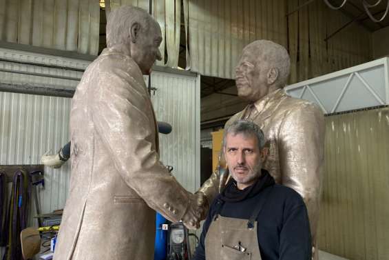 Les trois photos à l'origine de la statue de la poignée de main