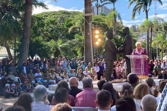 Trente-quatre ans après la poignée de main, la statue de Jean-Marie Tjibaou et Jacques Lafleur inaugurée à Nouméa