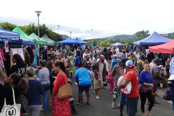 Nouveau succès pour le vide-greniers du Gratuit à l'Arène du Sud