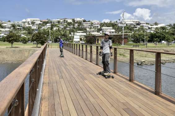 La passerelle entre le parc urbain  et la mangrove de Ouémo est ouverte