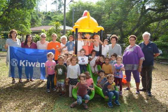 Un jeu de cour pour les petits écoliers des Lys d'eau