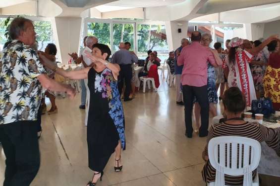 Les seniors réunis pour un après-midi dansant à l'hôtel de ville