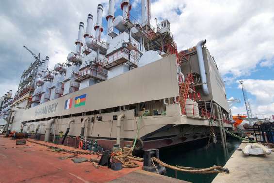 La centrale accostée sur le point de quitter la Turquie pour Doniambo