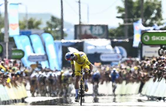 De plus en plus fort, Wout van Aert gagne avant les pavés