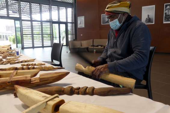 Le sculpteur Jacques Ozika en démonstration au Médipôle