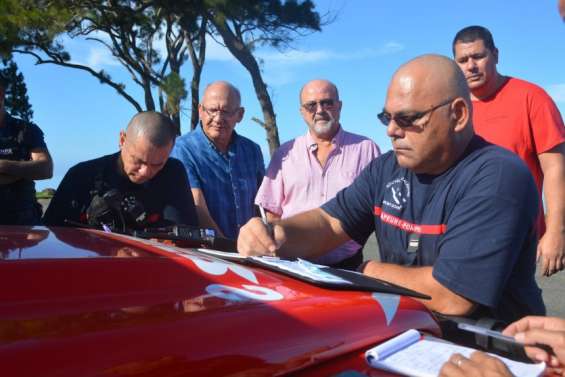 Les secours réunis pour un exercice de lutte contre les pollutions maritimes