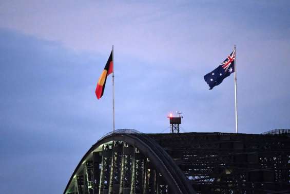 Le drapeau aborigène hissé au sommet du pont de Sydney