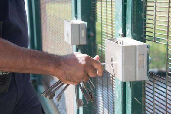 Un homme soupçonné de viols remis en liberté en raison de la surpopulation du Camp-Est