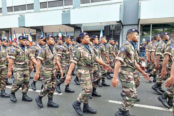[VIDÉO] 14-Juillet : le défilé avant les gouttes