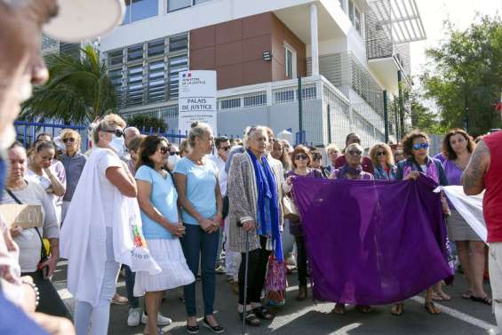 Une cinquantaine de citoyens mobilisés avec le collectif Femmes en colère, ce matin devant le tribunal
