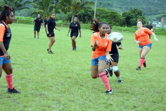Bourail : les jeunes rugbywomen entrent dans la mêlée
