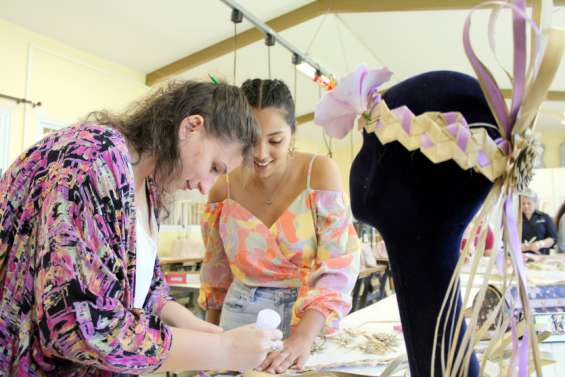 Païta : les coiffes des Miss réalisées avec l'aide des lycéens de Saint-Jean-XXIII