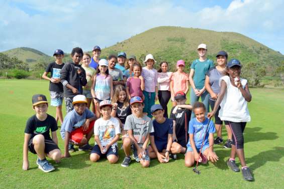 Des élèves de deux CM2 du Pk6
à la découverte du domaine de Déva