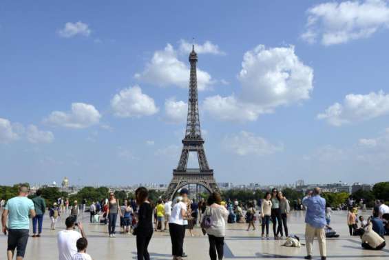 Paris : la baisse de l'euro fait le bonheur des Américains