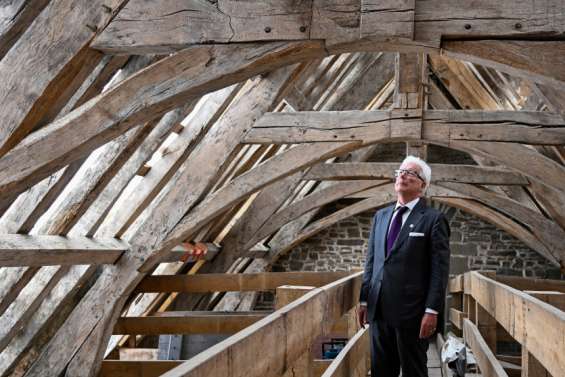 Ken Follett découvre la cathédrale bretonne qu'il a aidée à restaurer