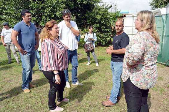 Des agriculteurs échangent avec Sonia Backès à Bourail