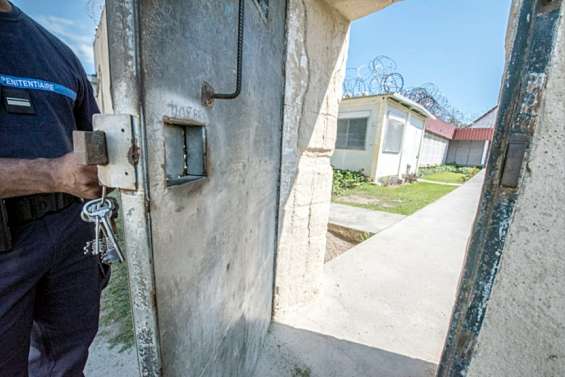 Féminicide à Bourail : son contrôle judiciaire annulé, le conjoint en détention provisoire