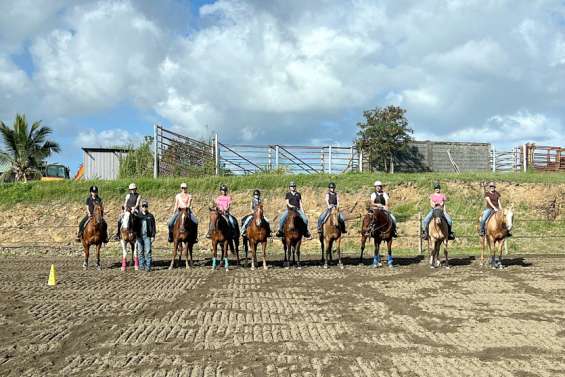 Un entraîneur australien d'équitation western à La Foa