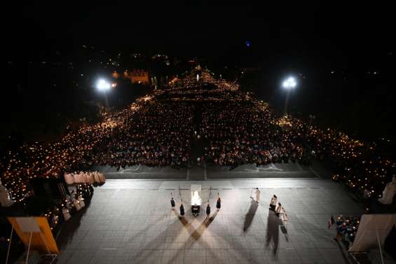Lourdes : des milliers de pèlerins à la procession aux flambeaux