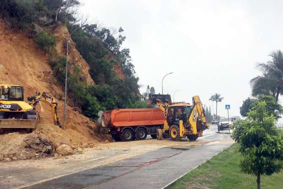 [MàJ] Nouméa : après le glissement de terrain, la circulation rouvre sur une voie promenade Laroque