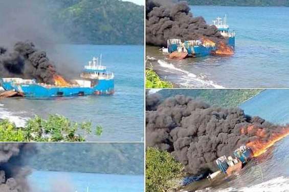 Vanuatu : un navire transportant du carburant prend feu à Malekula