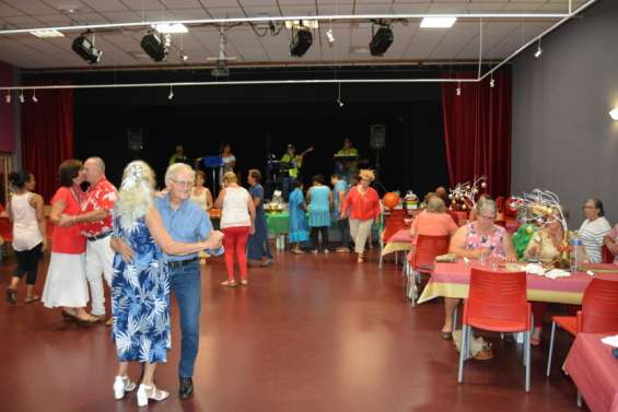 L'Âge d'or fête la fin de l'année en dansant