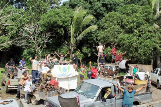 Des jeunes de la tribu organisent une opération 