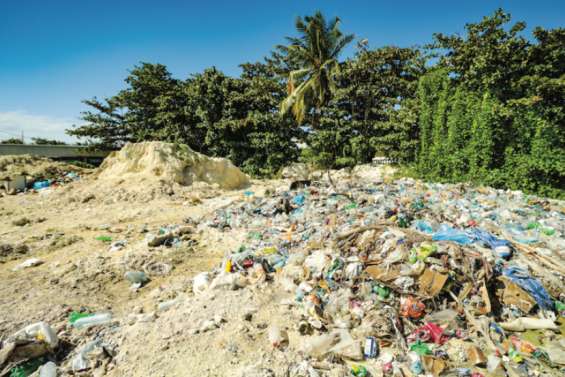 Grand ménage en vue à Rangiroa à propos du dépotoir à ciel ouvert