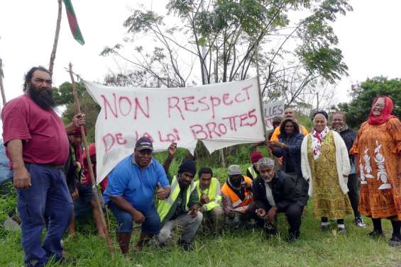Dumbéa : toujours en quête d'eau courante, le Caillou bleu durcit sa mobilisation