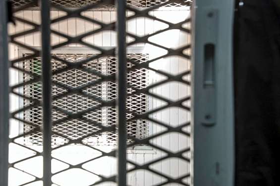 Visé par deux mandats de recherche, un jeune violent interpellé puis placé en détention provisoire