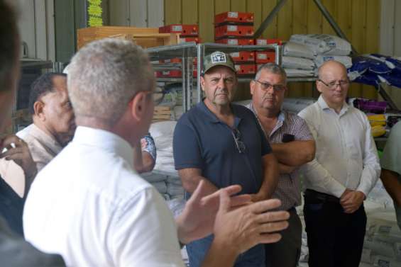 Le haut-commissaire face aux agriculteurs à Pouembout