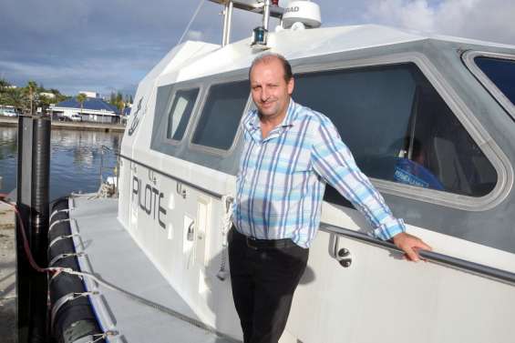 À la manœuvre d'un colosse des mers, la centrale accostée temporaire