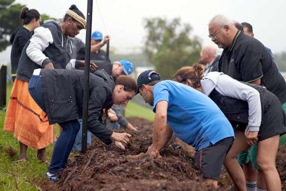 La plantation d’ignames rassemble les générations à Dumbéa