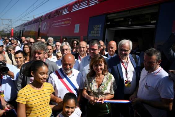 Le train revient sur la rive droite du Rhône