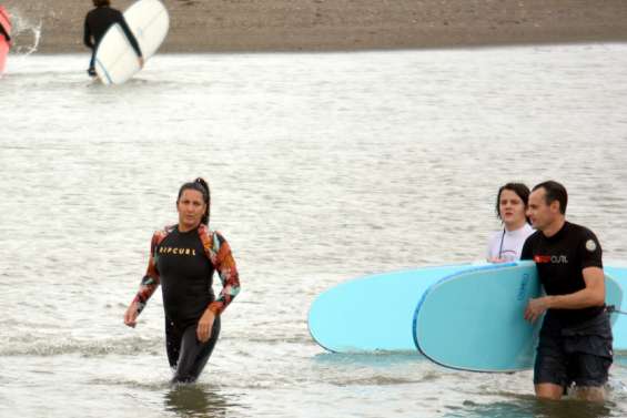 Bourail : une soixantaine d'apprentis surfeurs à la Roche-Percée