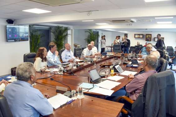 Avec des recettes en hausse, le gouvernement redistribue