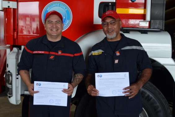 Deux pompiers reçoivent le diplôme d'animateur de jeunes sapeurs-pompiers