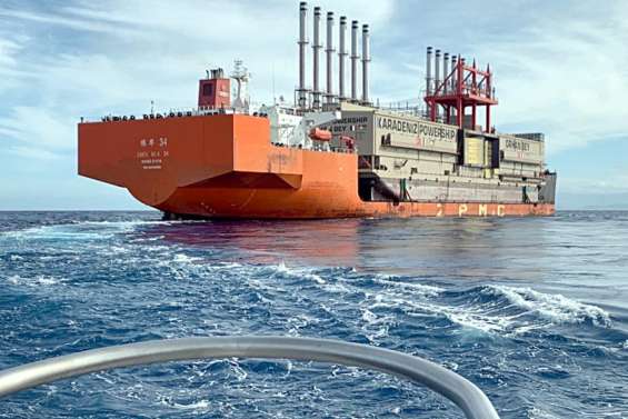La centrale accostée de la SLN arrive à Nouméa