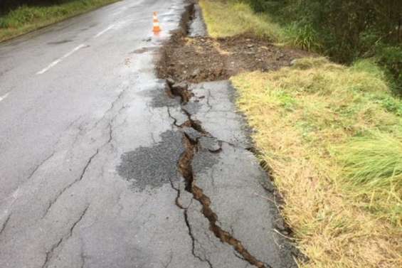 Route du littoral : la chaussée partiellement arrachée à Karikaté