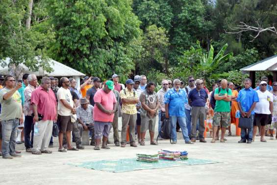 L'ouverture du FLNKS aux nationalistes et aux Églises est-elle possible ?