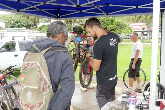 Un réparateur de cycles itinérant tourne en Brousse