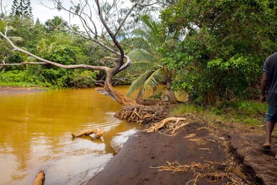 [GROS PLAN] Sur le Caillou, une eau pas si nickel