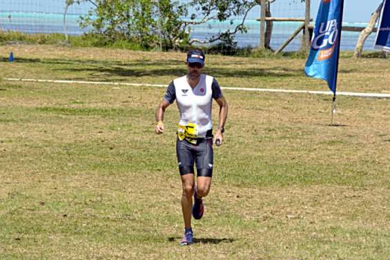 Triathlon : Laurent Travers surprend les favoris à Poé