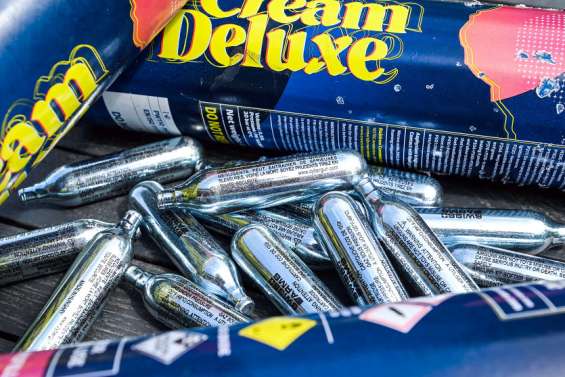 Le gaz hilarant s'invite dans les soirées des jeunes