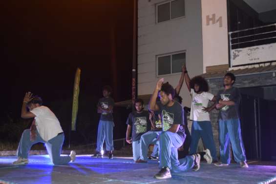 Le hip-hop a fait danser les jeunes, vendredi, à la résidence Nouré