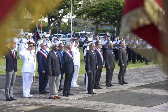 Honneurs militaires  au monument aux morts
