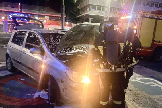 Une voiture prend feu à Nouméa : les quatre passagères et le nourrisson s’en sortent indemnes